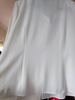 Blusa de manga larga color marfil. El corte Inglés