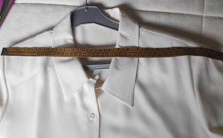 Blusa de manga larga color marfil. El corte Inglés