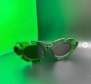 Occhiali da sole verdi con lenti nere