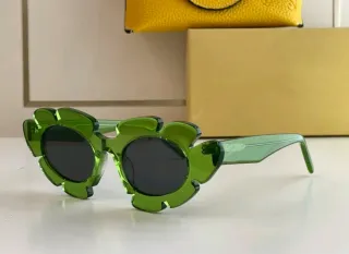 Occhiali da sole verdi con lenti nere