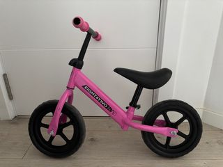 Bicicleta de equilibrio rosa