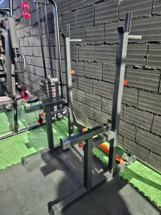 Rack de gimnasio con banco profesional