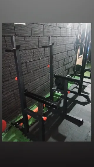 Rack de gimnasio con banco profesional