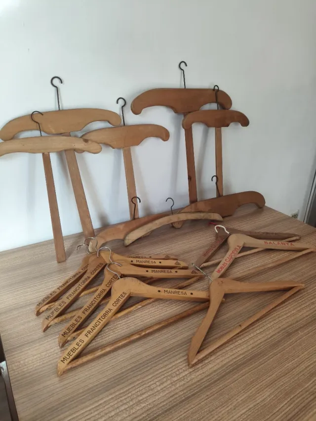 Lote de 15 perchas de madera vintage
