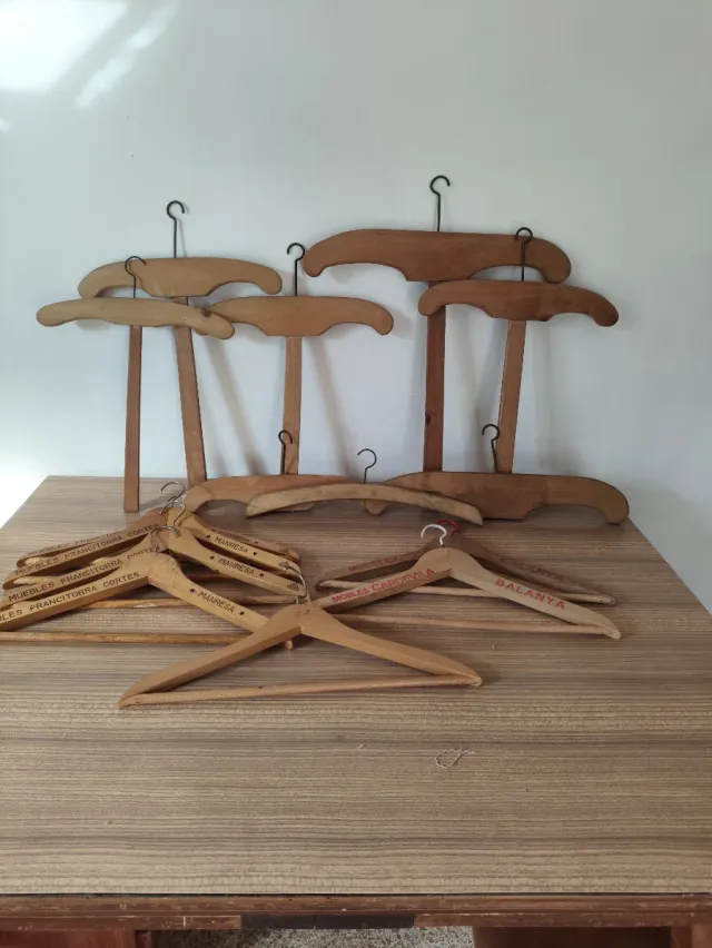 Lote de 15 perchas de madera vintage