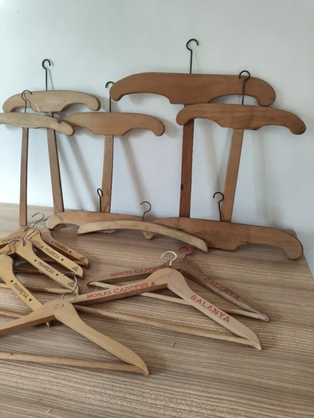 Lote de 15 perchas de madera vintage