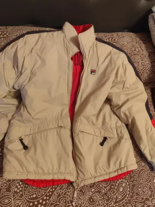 Chaqueta Fila reversible roja y beige.Doy medidas