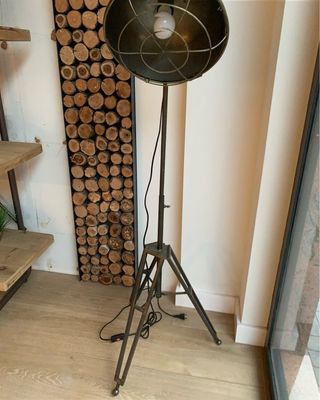 Lámpara de pie industrial metálica