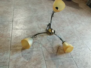 Lámpara de techo dorada y beige