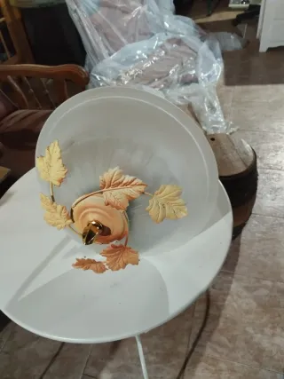 Lámpara de techo dorada y beige