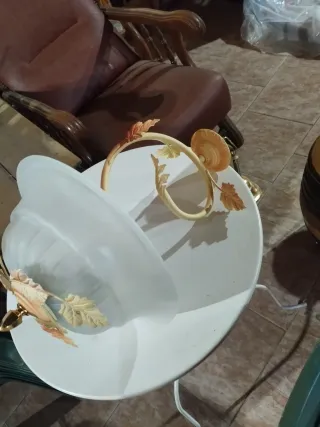 Lámpara de techo dorada y beige