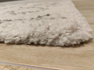 Alfombra estilo étnico gris y blanco