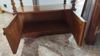 Aparador de madera con cajones y puertas