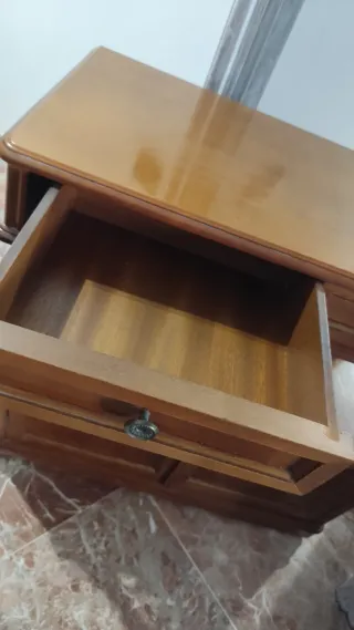 Aparador de madera con cajones y puertas