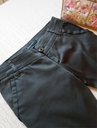 Pantalón de vestir gris oscuro.