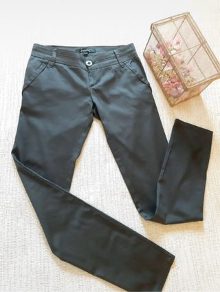 Pantalón de vestir gris oscuro.
