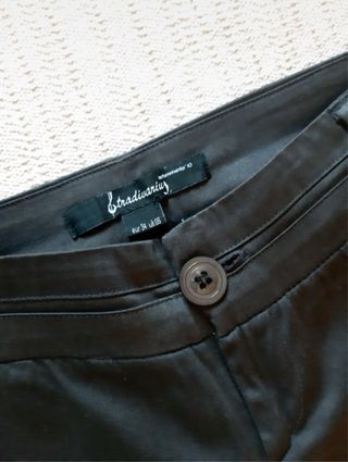 Pantalón de vestir gris oscuro.