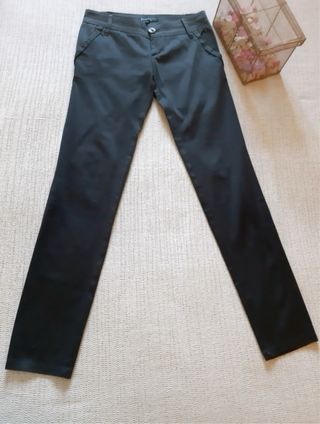 Pantalón de vestir gris oscuro.