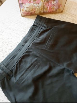 Pantalón de vestir gris oscuro.