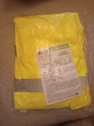 Mono de trabajo amarillo