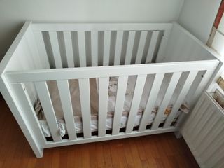 Cuna blanca con colchón y ropa de cama