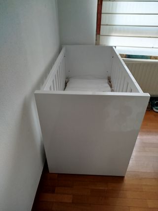 Cuna blanca con colchón y ropa de cama