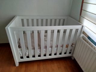 Cuna blanca con colchón y ropa de cama
