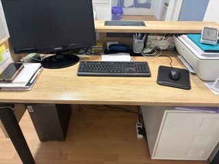 Recepción madera y jardinera con césped artificial