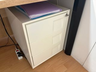 Recepción madera y jardinera con césped artificial