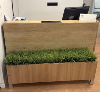 Recepción madera y jardinera con césped artificial