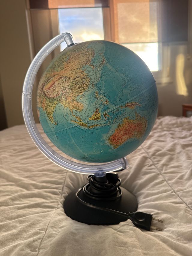 Globo terráqueo con base y cable