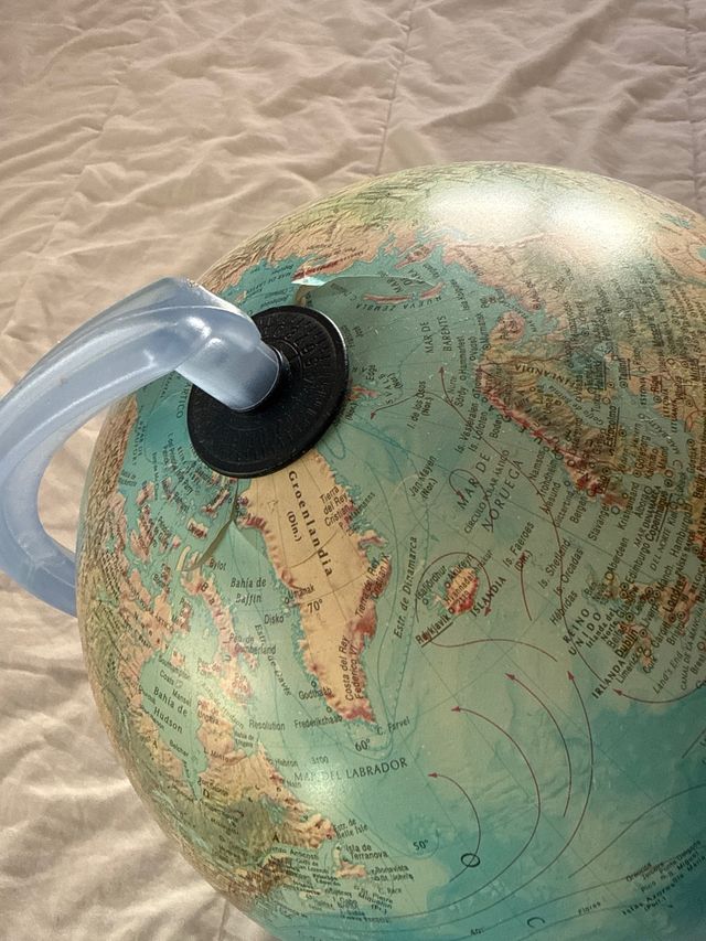 Globo terráqueo con base y cable