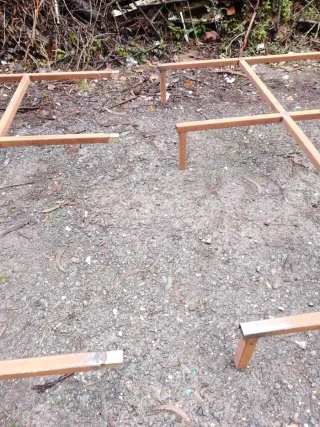 Base de hierro con patas