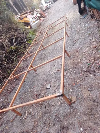 Base de hierro con patas