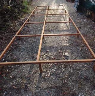 Base de hierro con patas