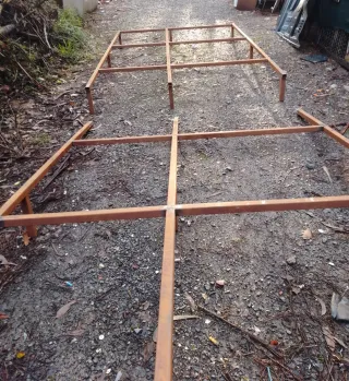 Base de hierro con patas