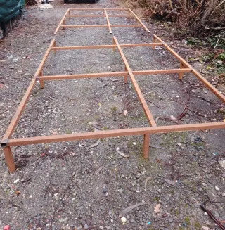 Base de hierro con patas