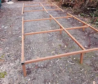 Base de hierro con patas