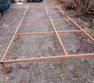 Base de hierro con patas