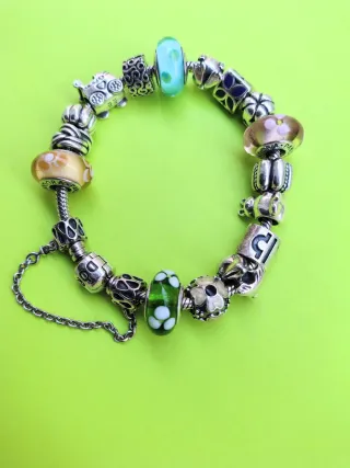 Pulsera Pandora con 16 abalorios