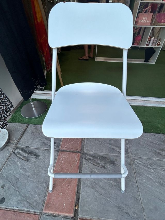 Taburete alto blanco plegable