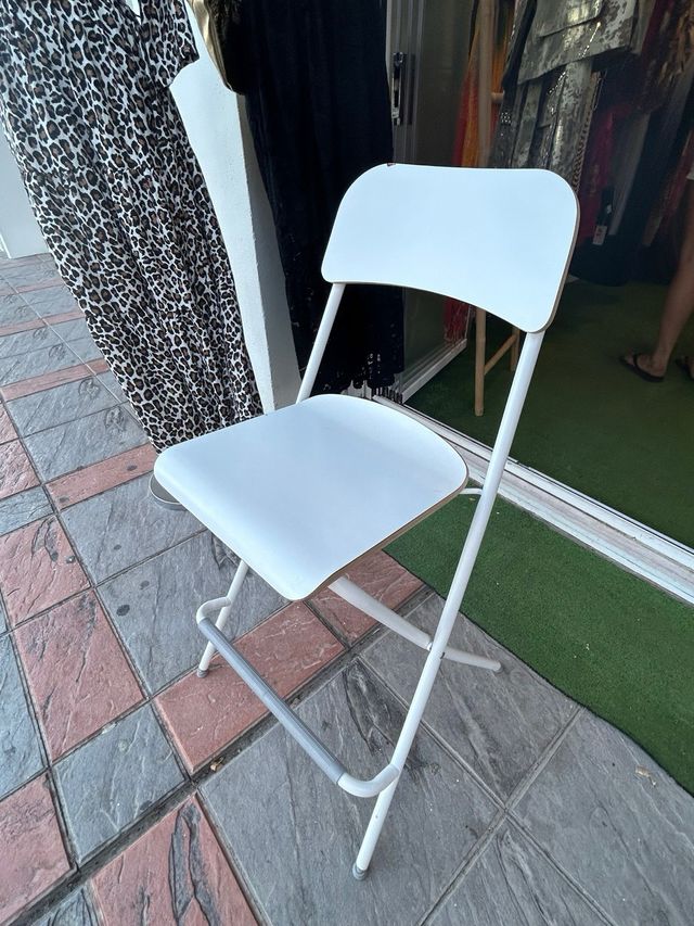 Taburete alto blanco plegable