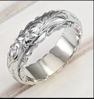Anillo plateado con diseño floral