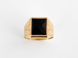 sello oro 18k con piedra con onix