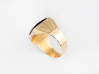 sello oro 18k con piedra con onix