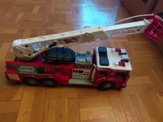 Camión de bomberos de juguete con escalera