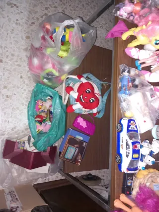 Lote de muñecas y juguetes regalo bolso