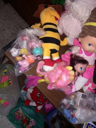 Lote de muñecas y juguetes regalo bolso