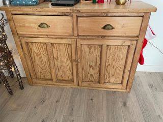 Cómoda antigua de madera con cajones y puertas