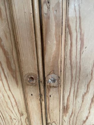 Cómoda antigua de madera con cajones y puertas